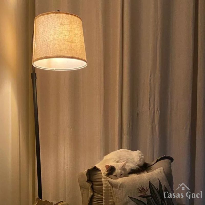 Luminária de Chão Ajustável com Cúpula em Linho