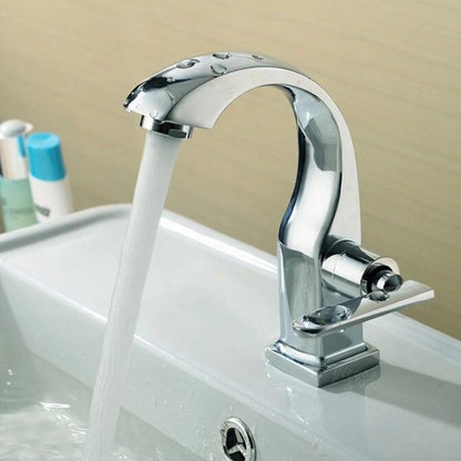 Torneira de Metal Brilhante para Banheiro com Saída de Água Fria