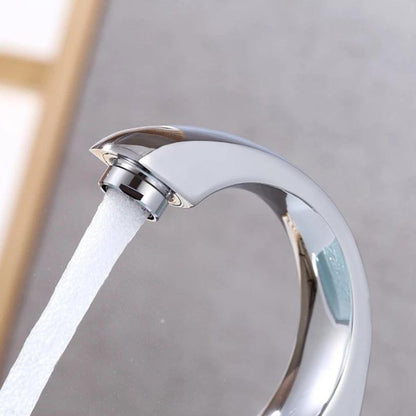 Torneira de Metal Brilhante para Banheiro com Saída de Água Fria