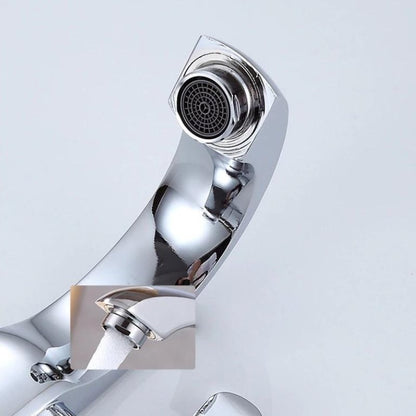 Torneira de Metal Brilhante para Banheiro com Saída de Água Fria